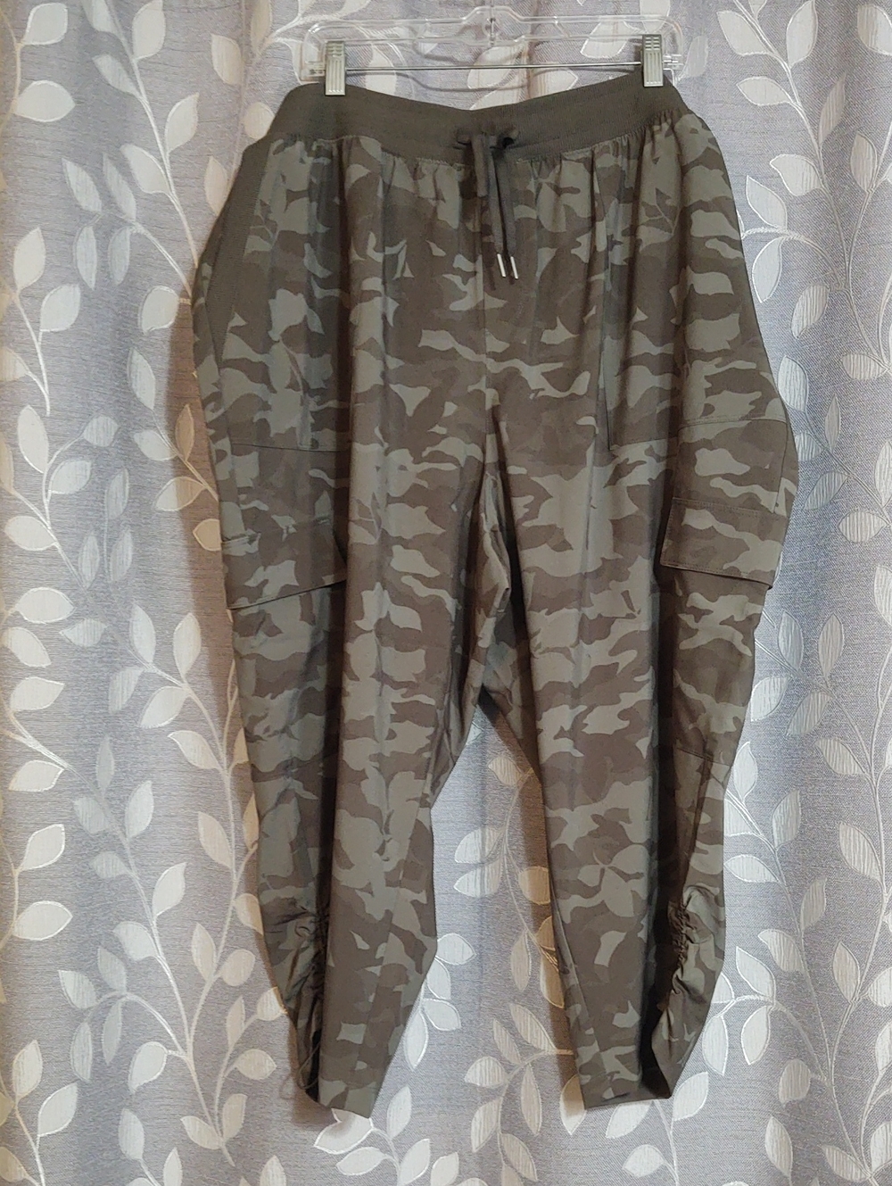 Livi Women's Camouflage Drawstring Cargo Pants size 26/28